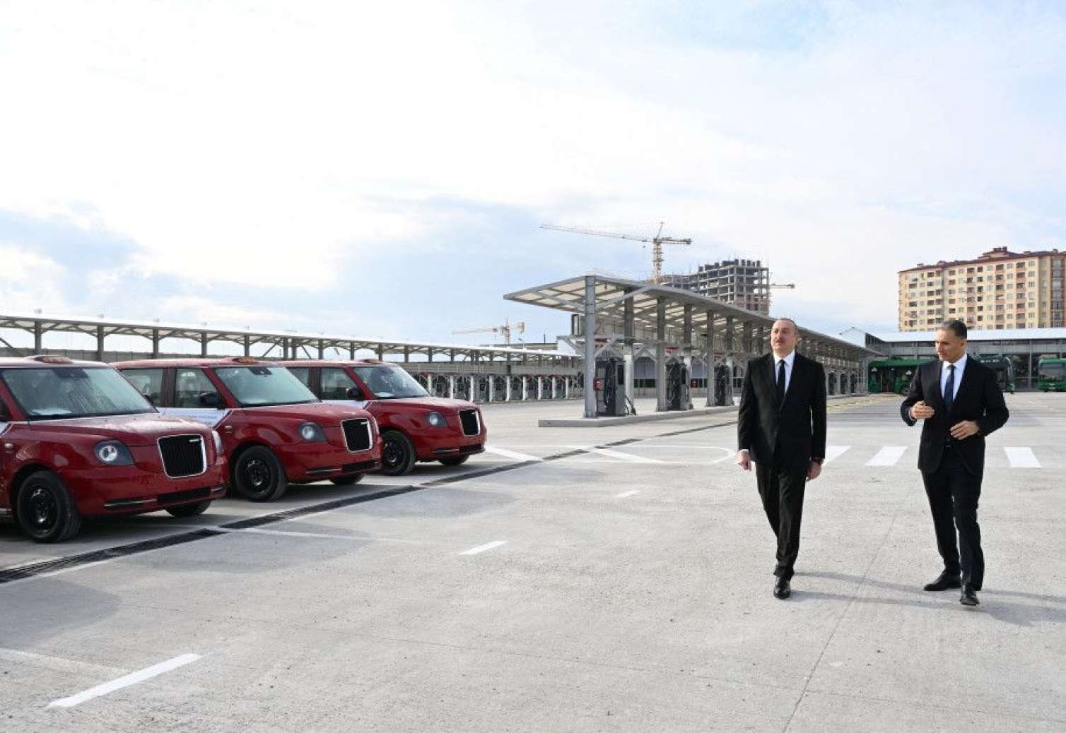 İlham Əliyev Zığ Elektrik Avtobus Parkının fəaliyyəti ilə tanış oldu -  Yenilənib - FOTO
