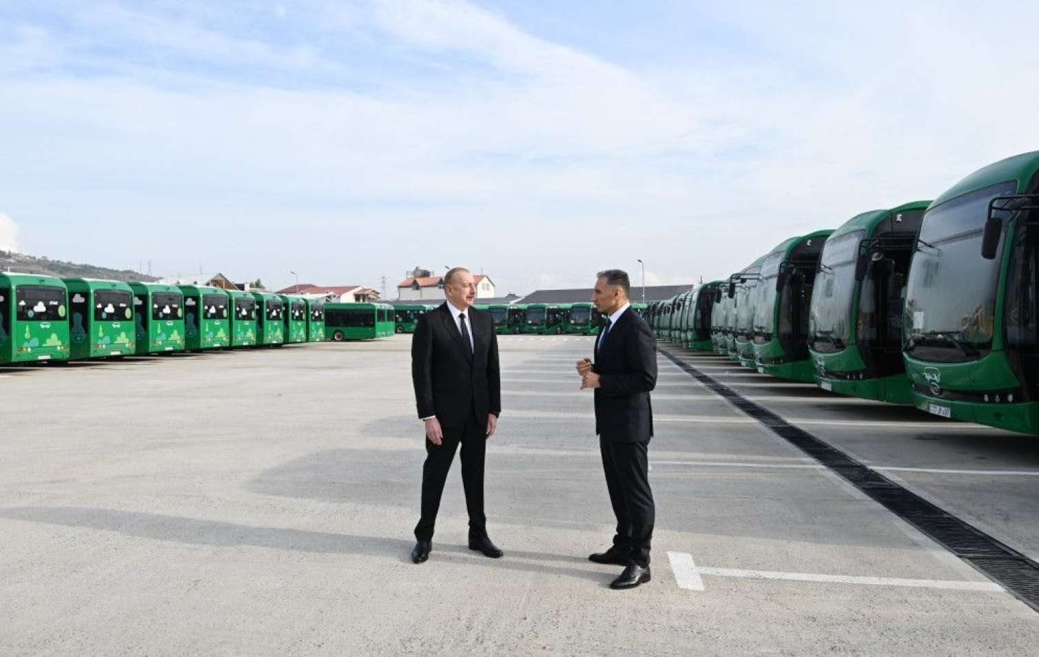 İlham Əliyev Zığ Elektrik Avtobus Parkının fəaliyyəti ilə tanış oldu -  Yenilənib - FOTO