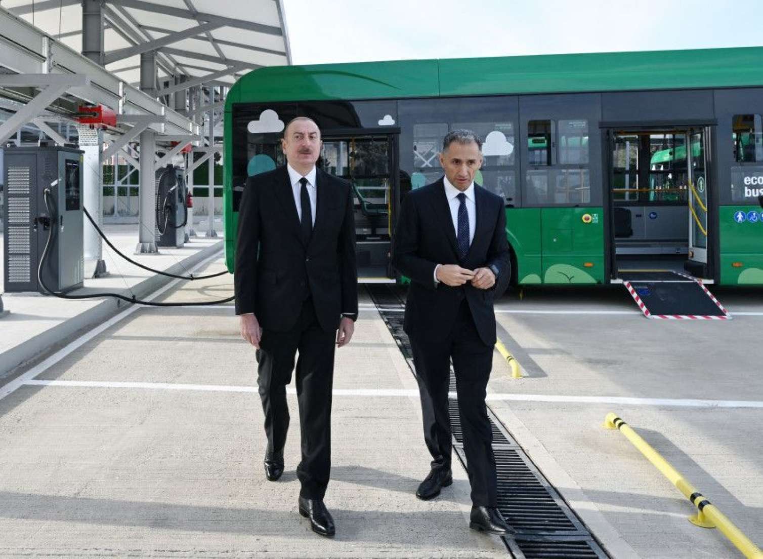 İlham Əliyev Zığ Elektrik Avtobus Parkının fəaliyyəti ilə tanış oldu -  Yenilənib - FOTO