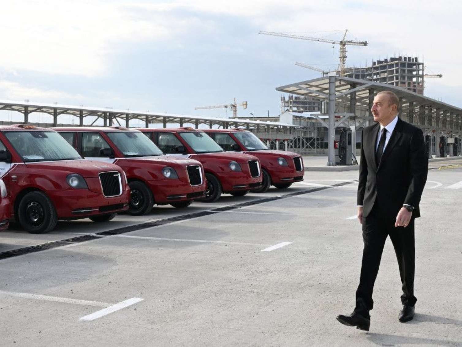 İlham Əliyev Zığ Elektrik Avtobus Parkının fəaliyyəti ilə tanış oldu -  Yenilənib - FOTO
