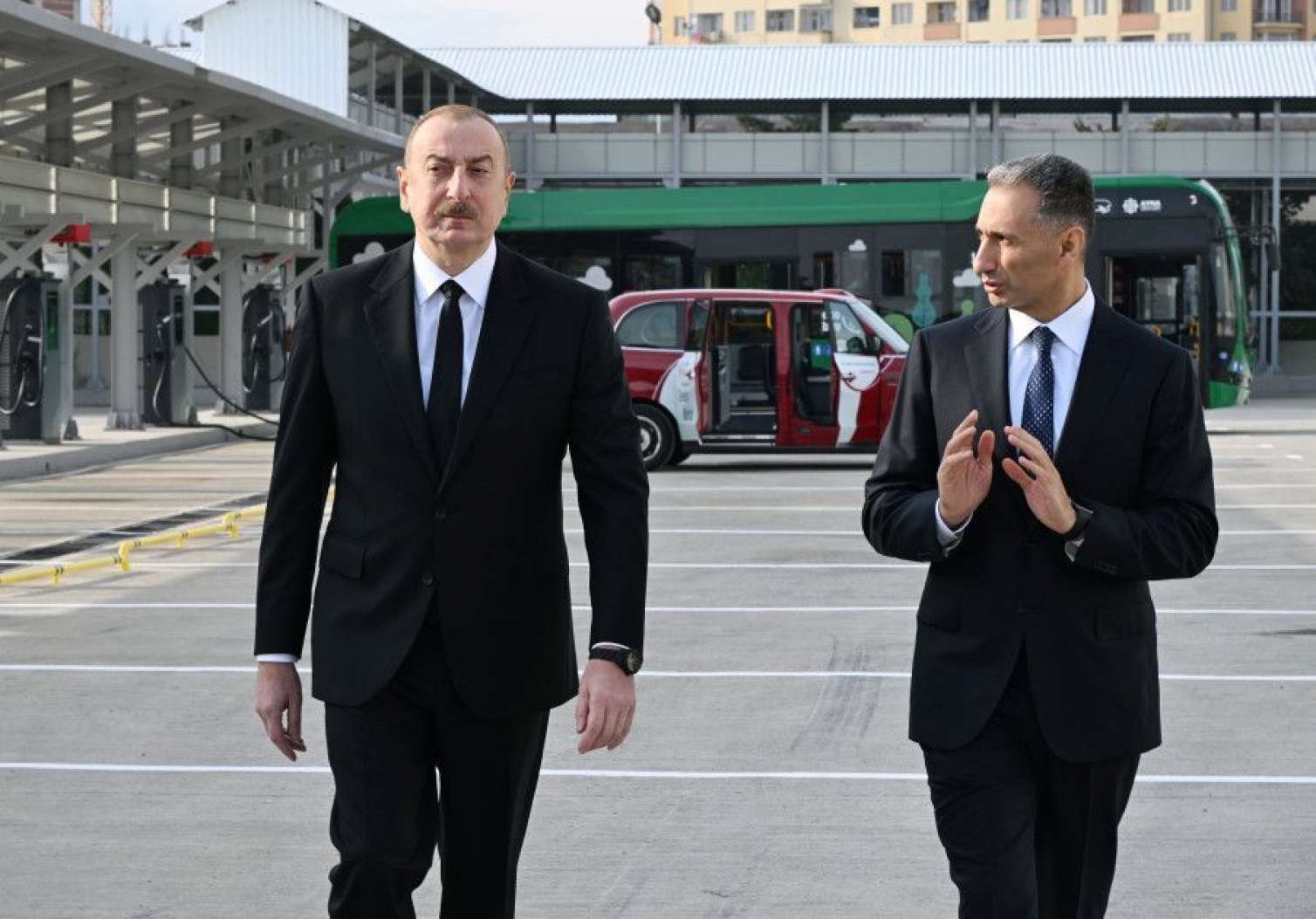 İlham Əliyev Zığ Elektrik Avtobus Parkının fəaliyyəti ilə tanış oldu -  Yenilənib - FOTO