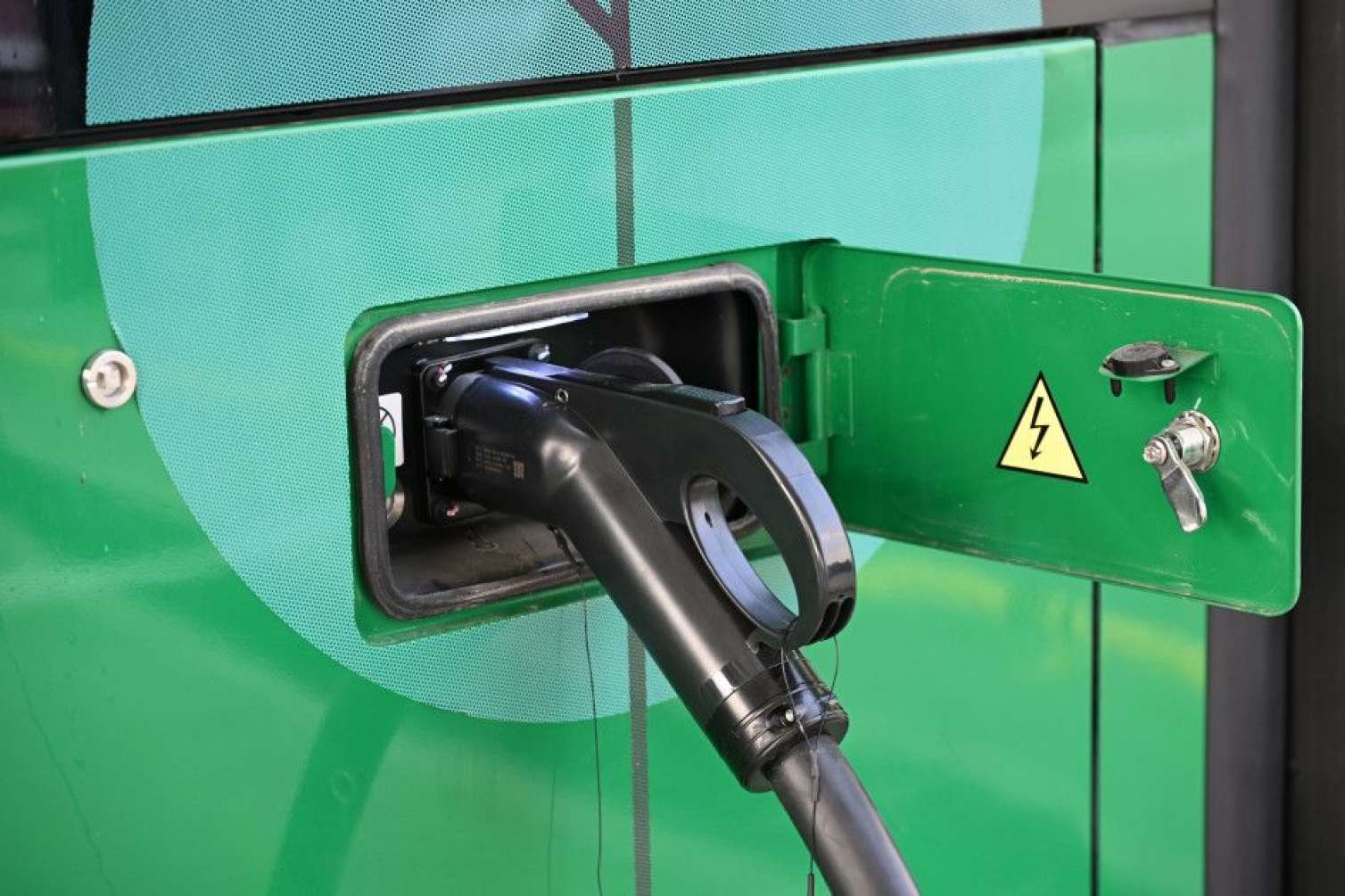 İlham Əliyev Zığ Elektrik Avtobus Parkının fəaliyyəti ilə tanış oldu -  Yenilənib - FOTO