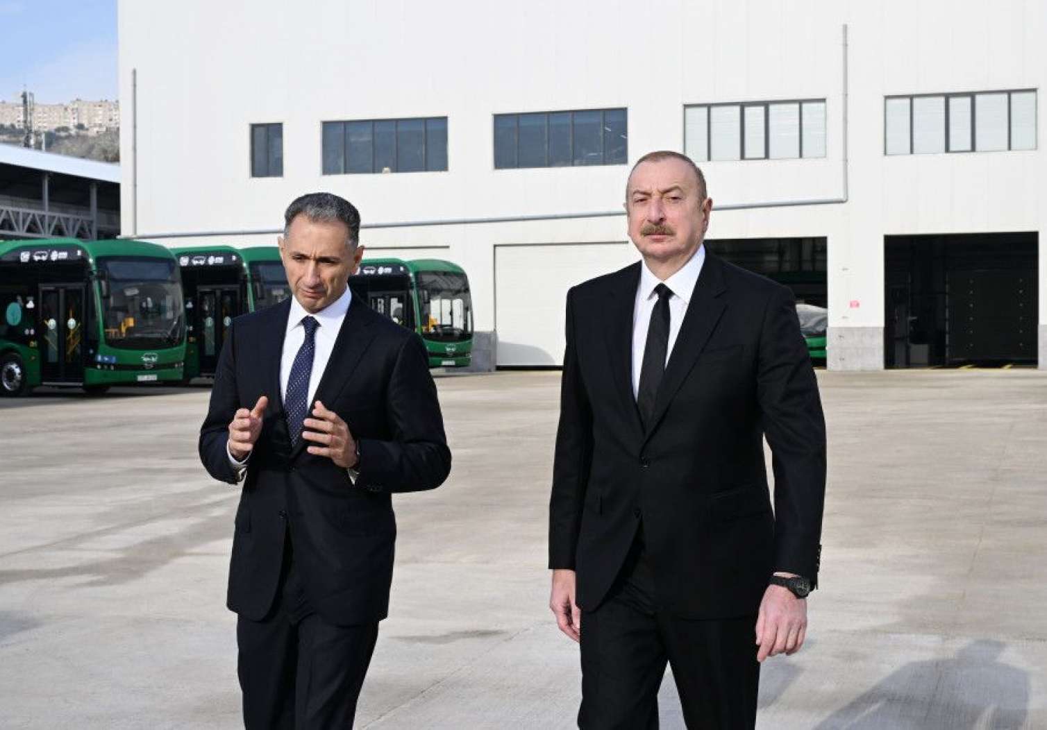 İlham Əliyev Zığ Elektrik Avtobus Parkının fəaliyyəti ilə tanış oldu -  Yenilənib - FOTO