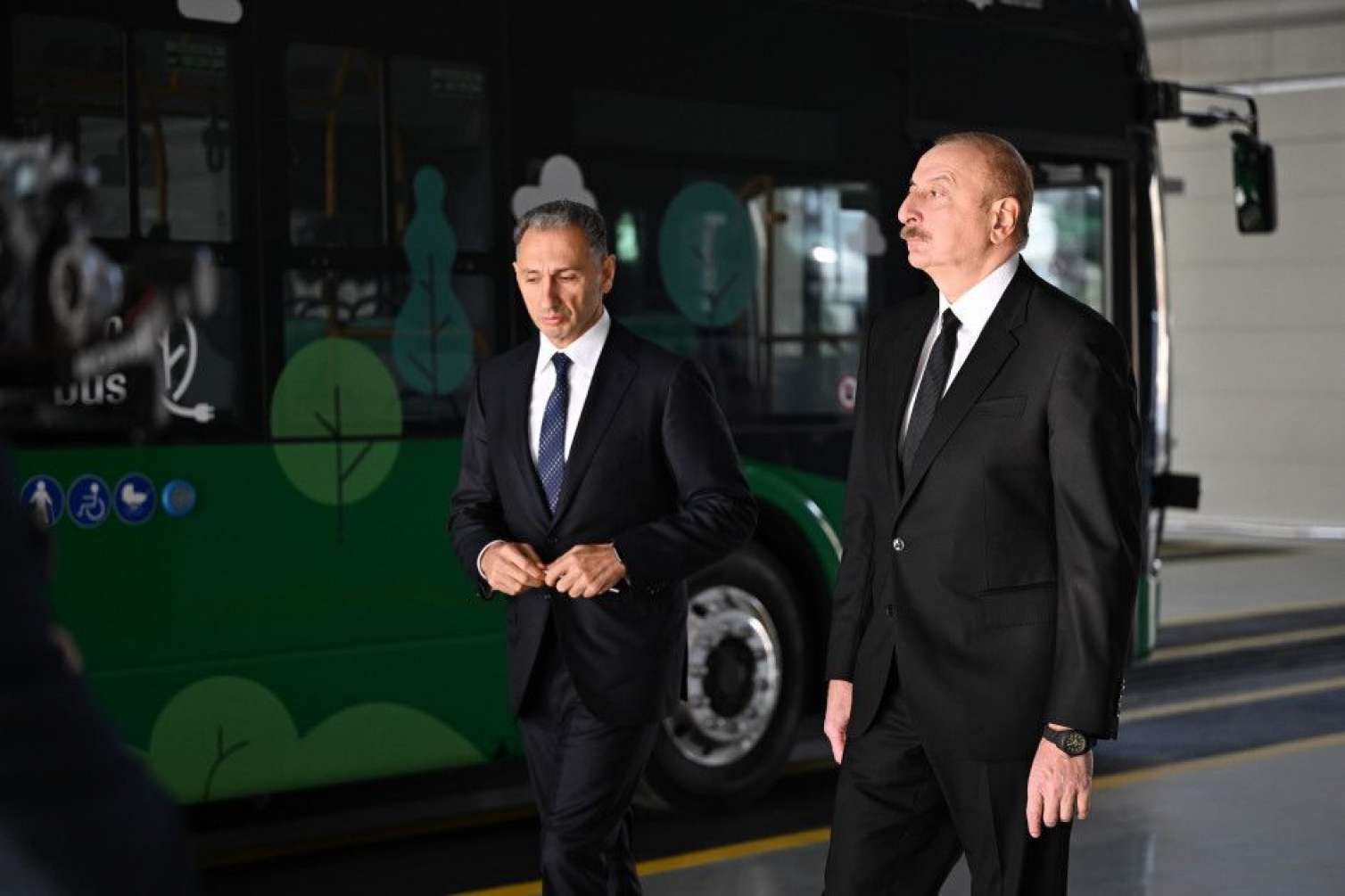 İlham Əliyev Zığ Elektrik Avtobus Parkının fəaliyyəti ilə tanış oldu -  Yenilənib - FOTO