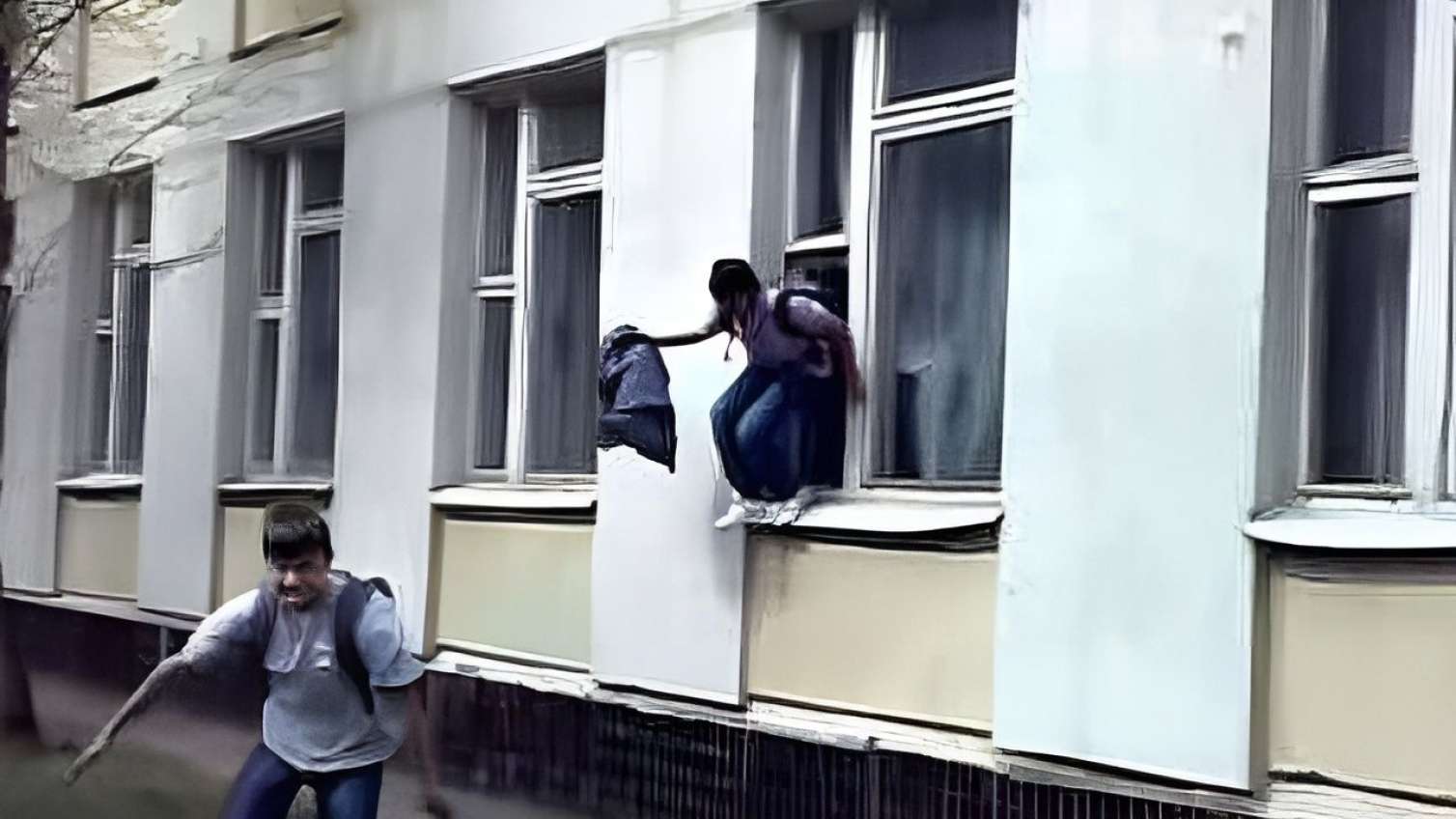 Orta məktəbdə bədbəxt hadisə - Dərsdən qaçan qız ölümcül hala düşdü 