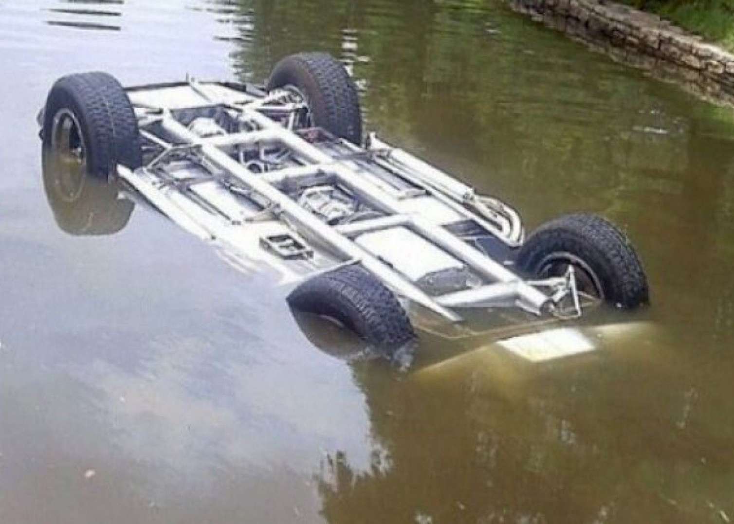 Xaçmazda avtomobil çaya düşdü - Ölənlər var 