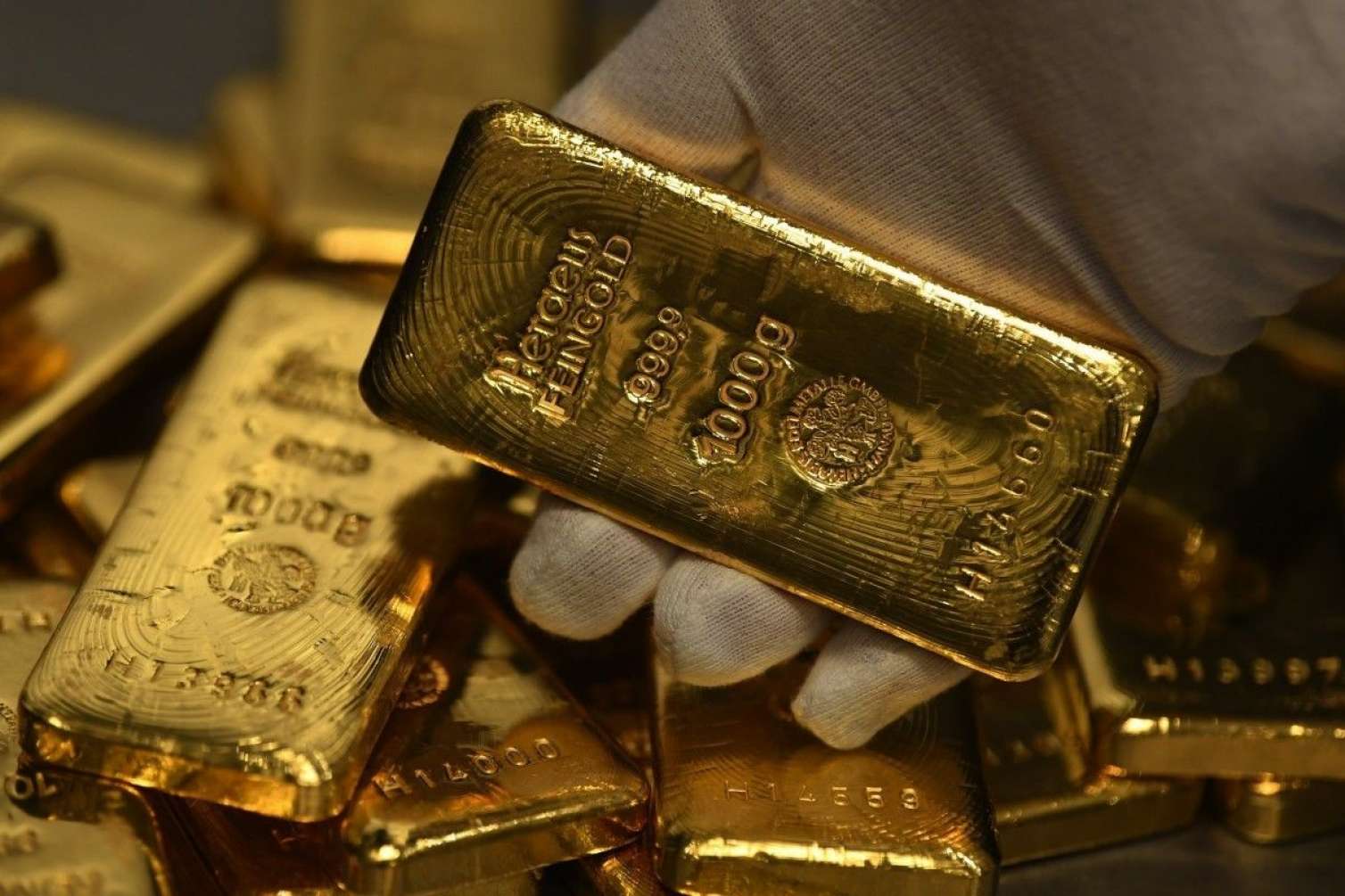 Qızılın qiyməti 2 700 dollardan aşağı endi 