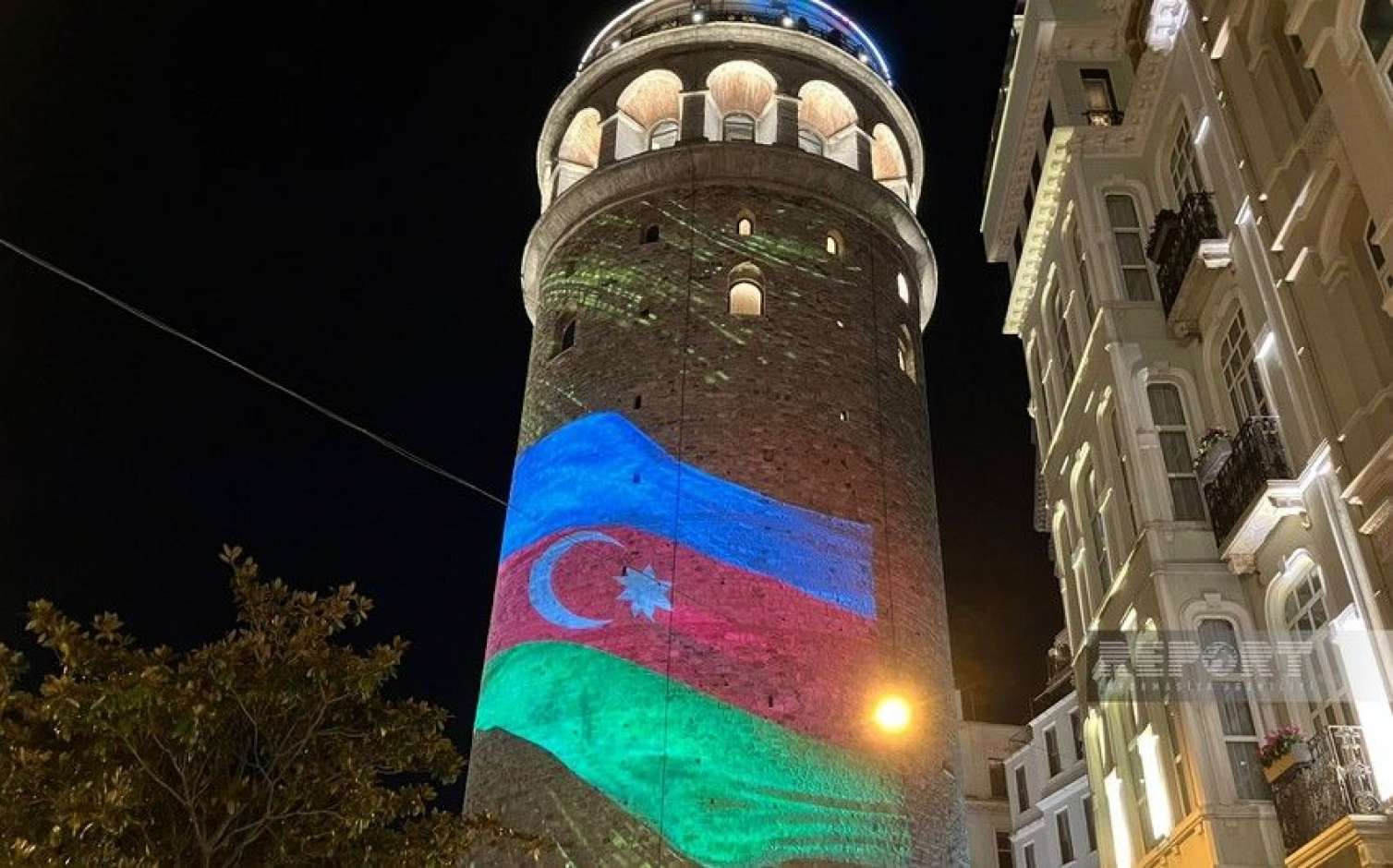 Qalata qülləsi bayrağımızın rəngində - FOTO 