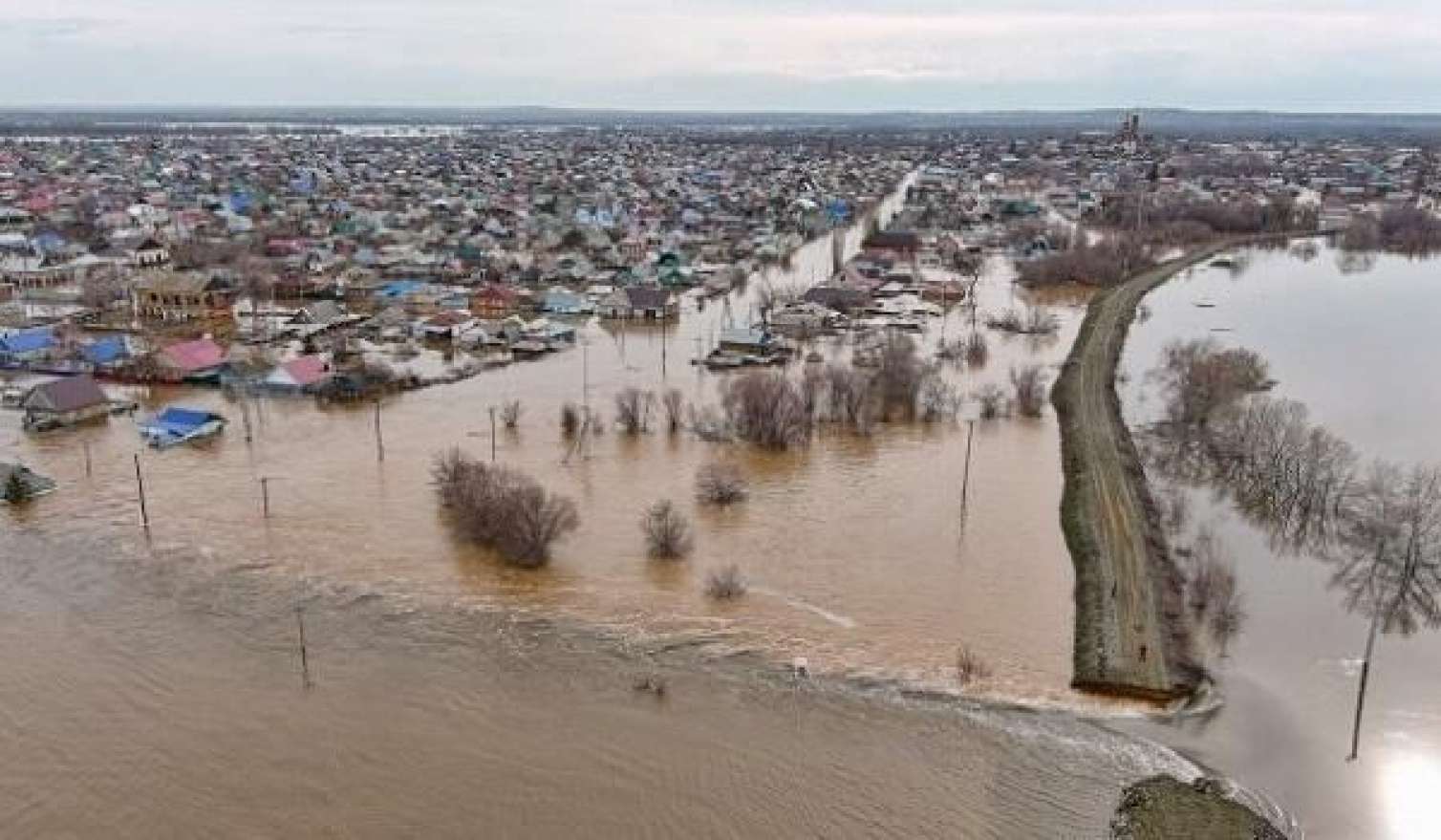 Ukrayna ordusu "Kuraxovo" su anbarının bəndini partladıb 