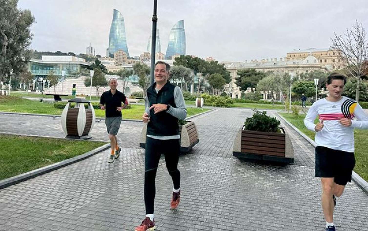Belçikanın baş naziri bulvarda səhər yürüşündə - FOTO 