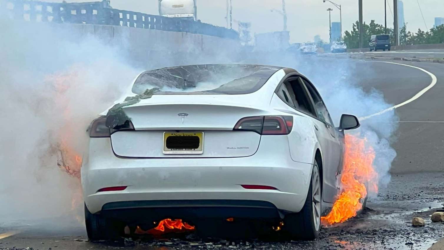 3 nəfər "Tesla"nın içində yanıb öldü 