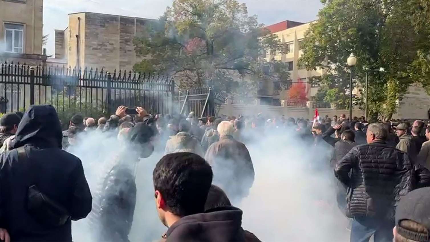 Abxaziyada etirazçılar “Prezident aparatı”na daxil oldu - VİDEO 
