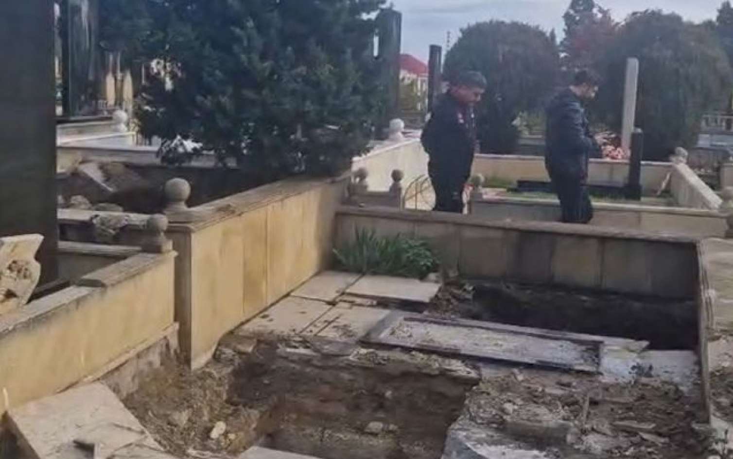 Keşlədə kollektorun üzərində salınan qəbirlər dağıldı  