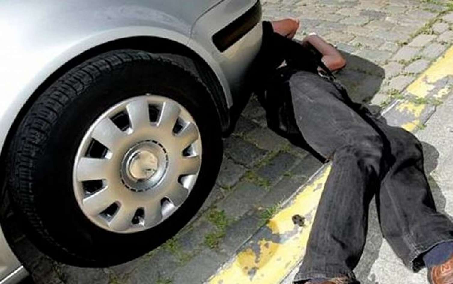 Qəzada xilas olmağa çalışan sürücü başqa maşının altında qaldı 