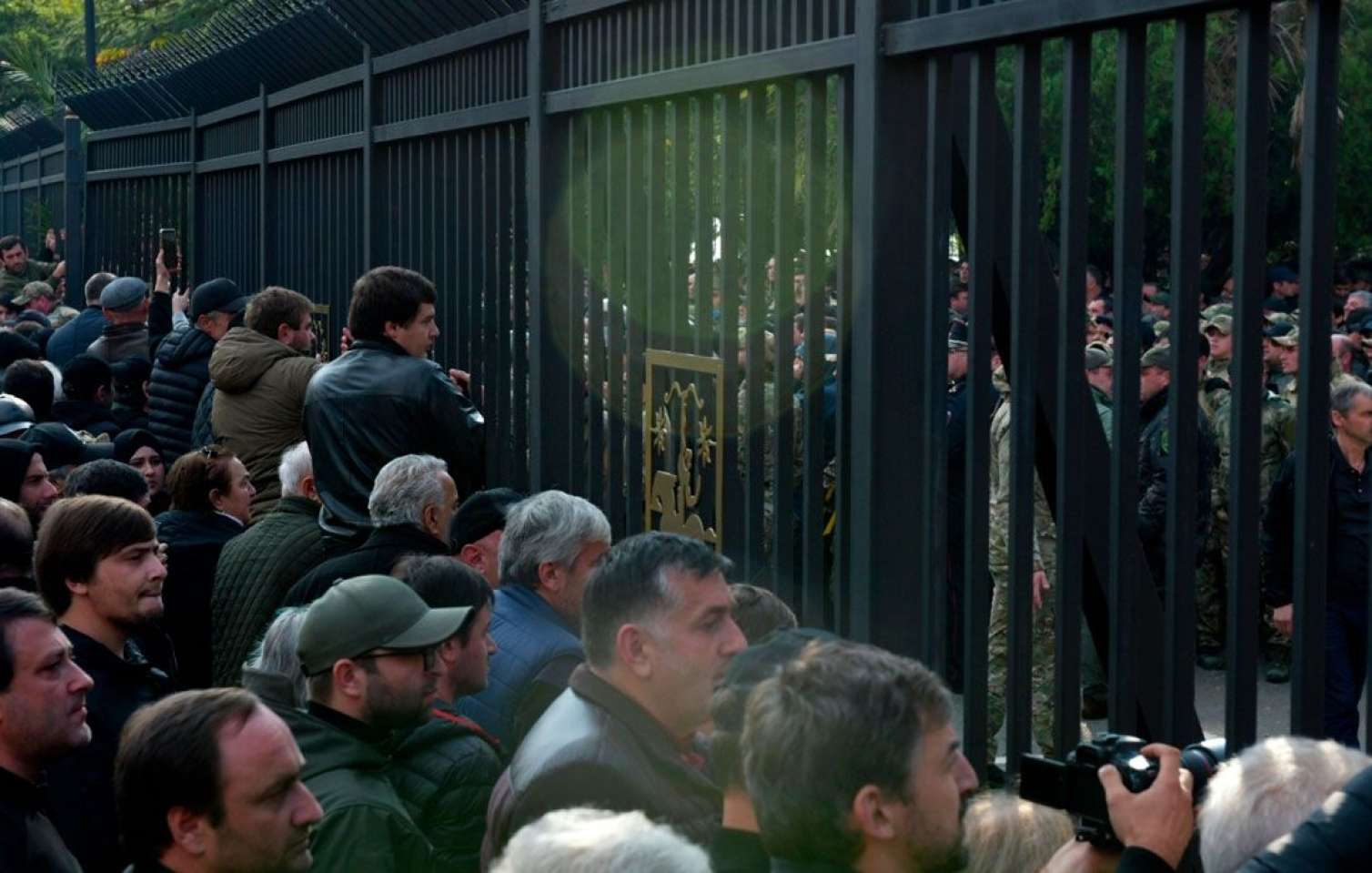 Müxalifət ultimatum verdi - Abxaziya "prezident"i qaçdı - FOTO 