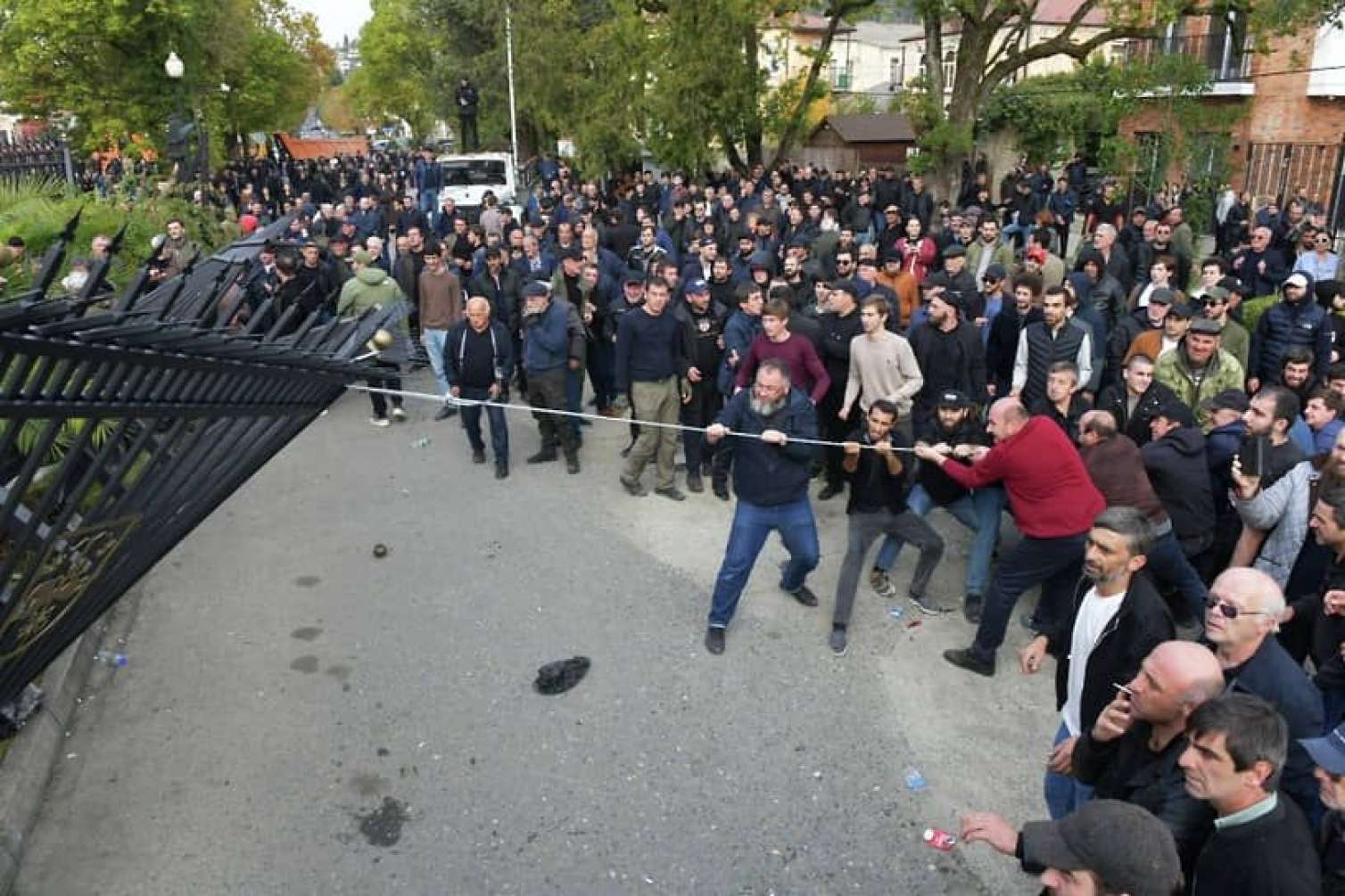 Abxaziyada gərginlik: Qaçan "prezident" polisə dirənməyi əmr etdi  