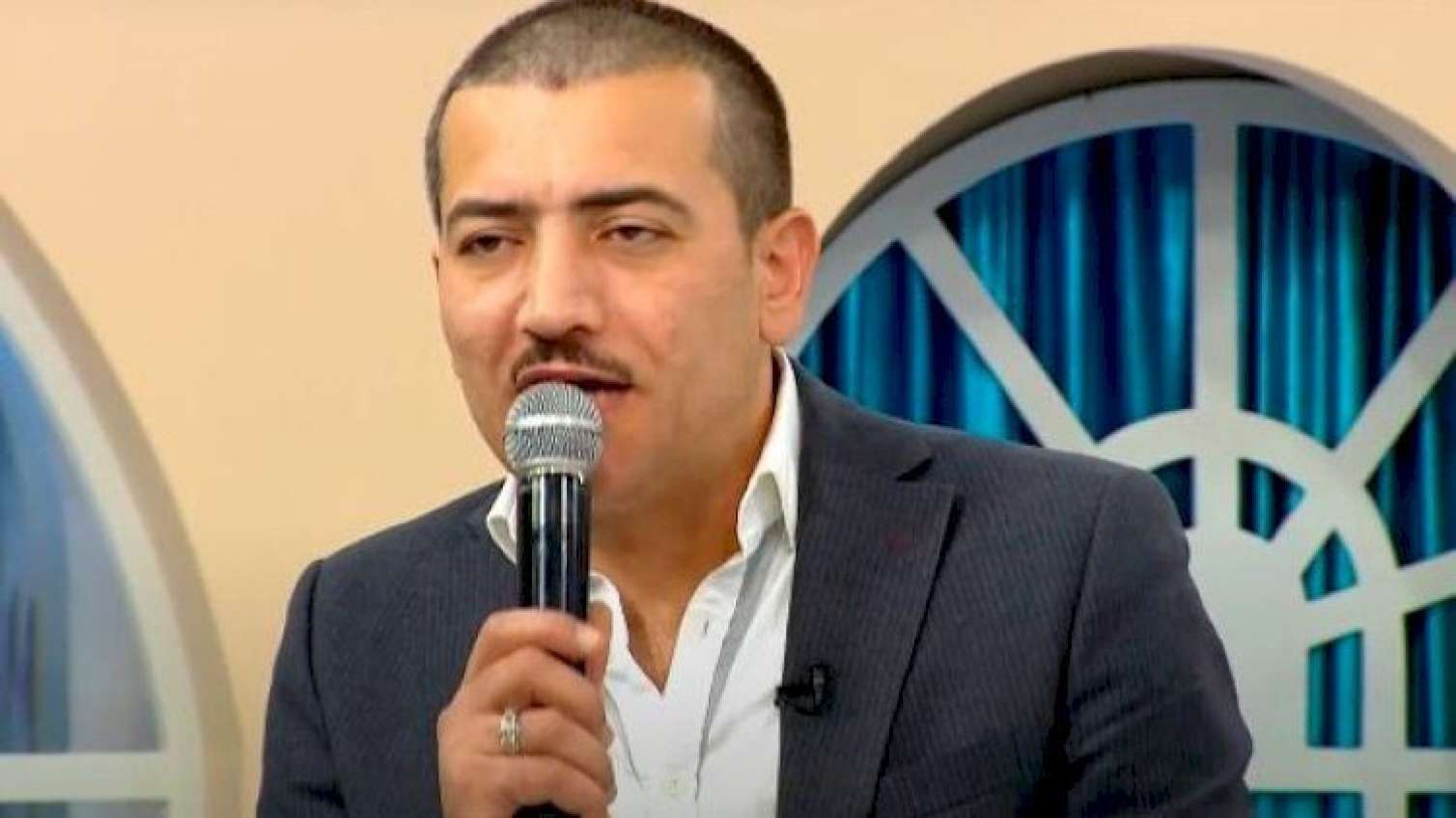 Ələkbər Yasamallı meyxanadan getdi  