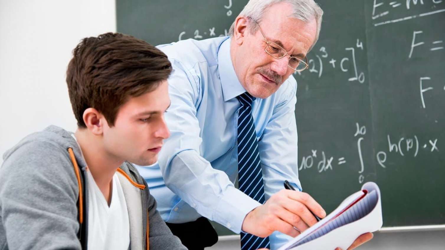 "Universitetlərdə icazə var, məktəblərdə yox..." - DEPUTAT 