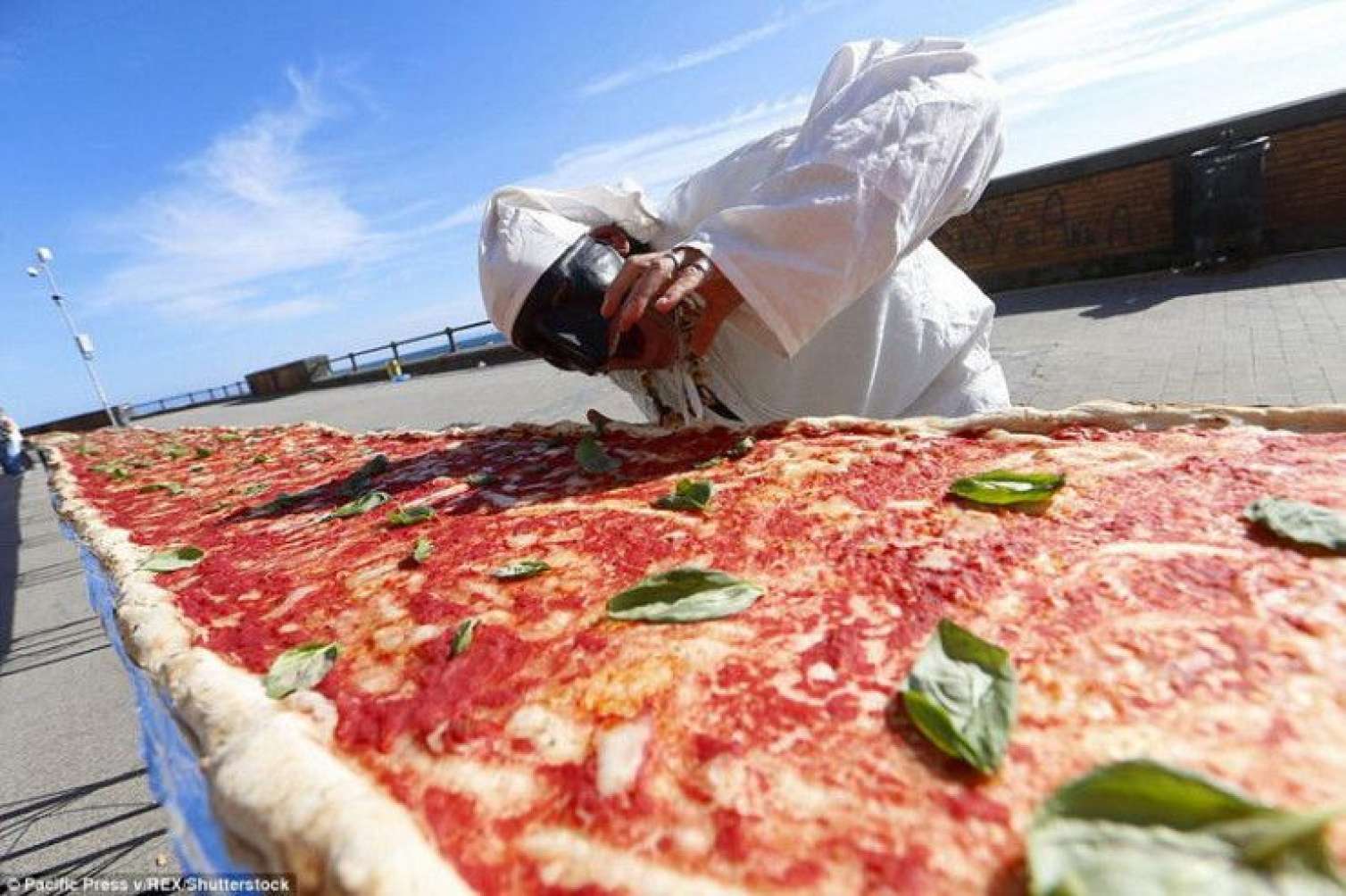 Dünyanın ən uzun pizzası hazırlandı - 7 ton xəmir, 3 ton pendir... 