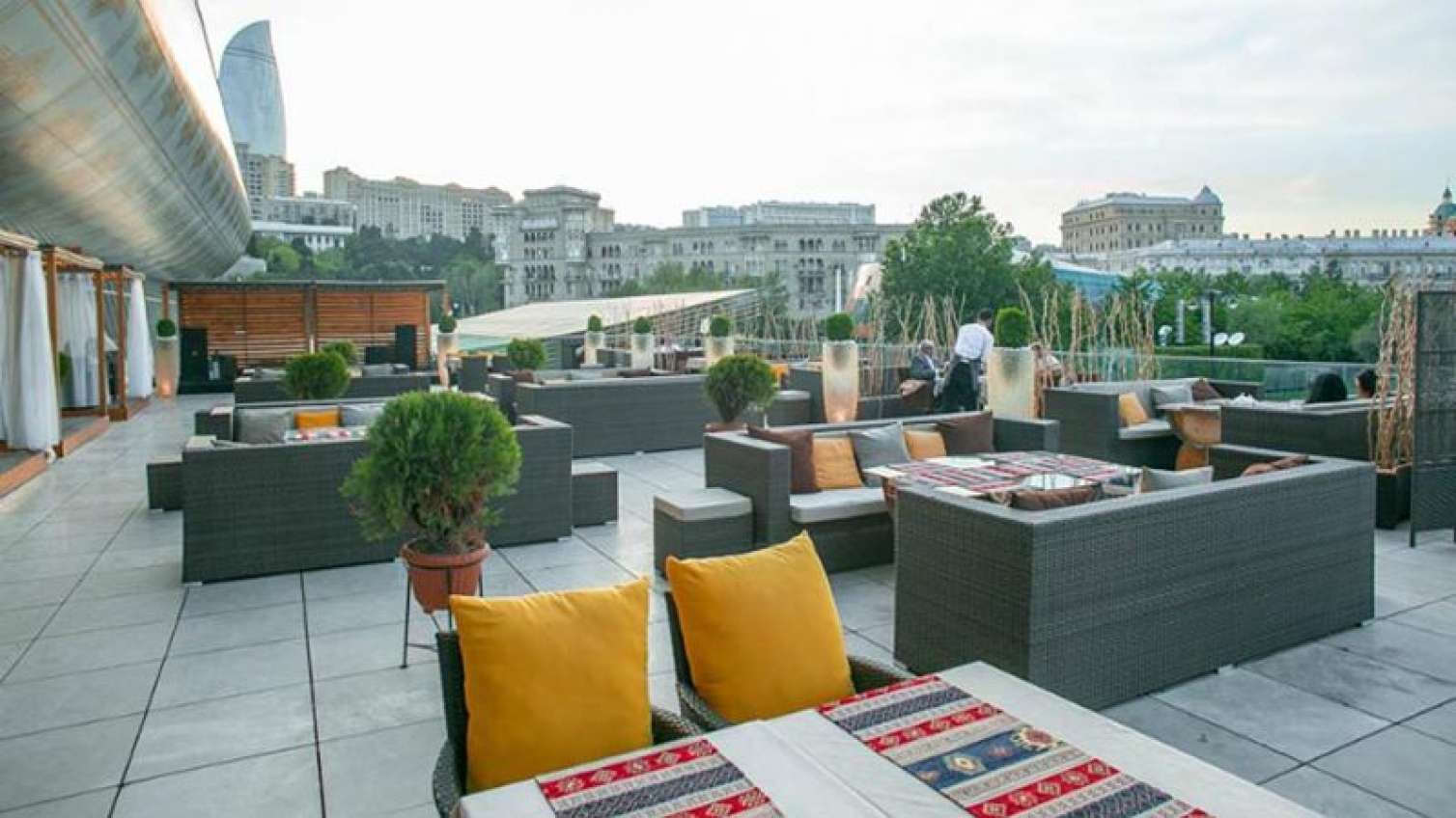 Əhali 10 ayda restoranlara 2 milyarda yaxın pul xərclədi 