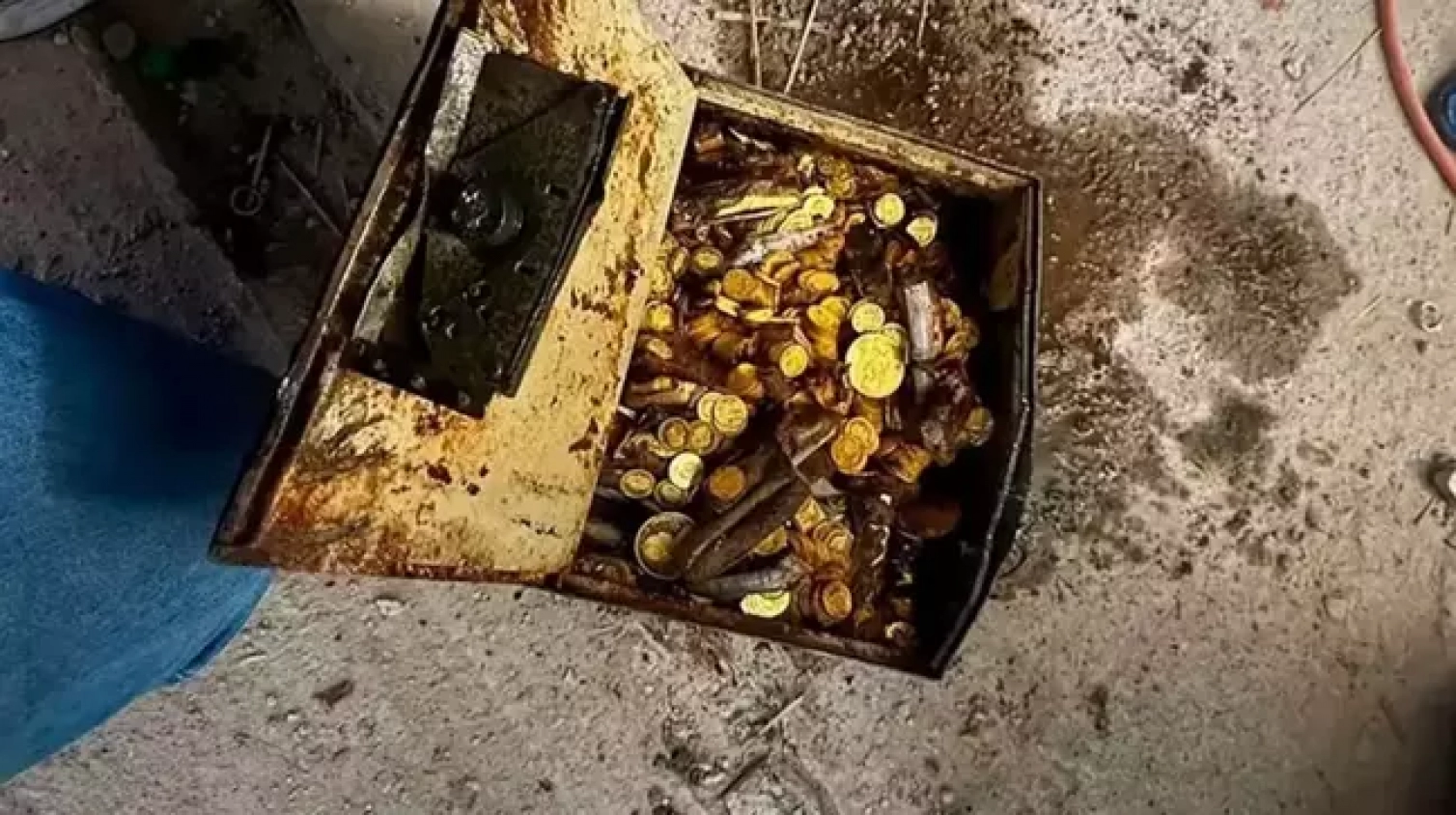 Ev təmir etməyə getdi - 30 kq qızıl tapdı 