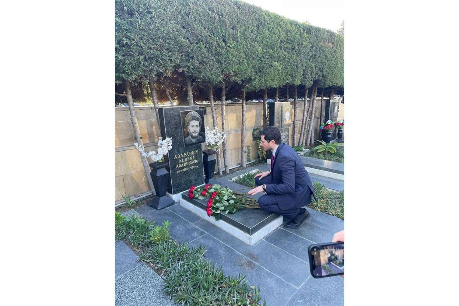 İsrailli nazir Albert Aqarunovun məzarını ziyarət etdi 
