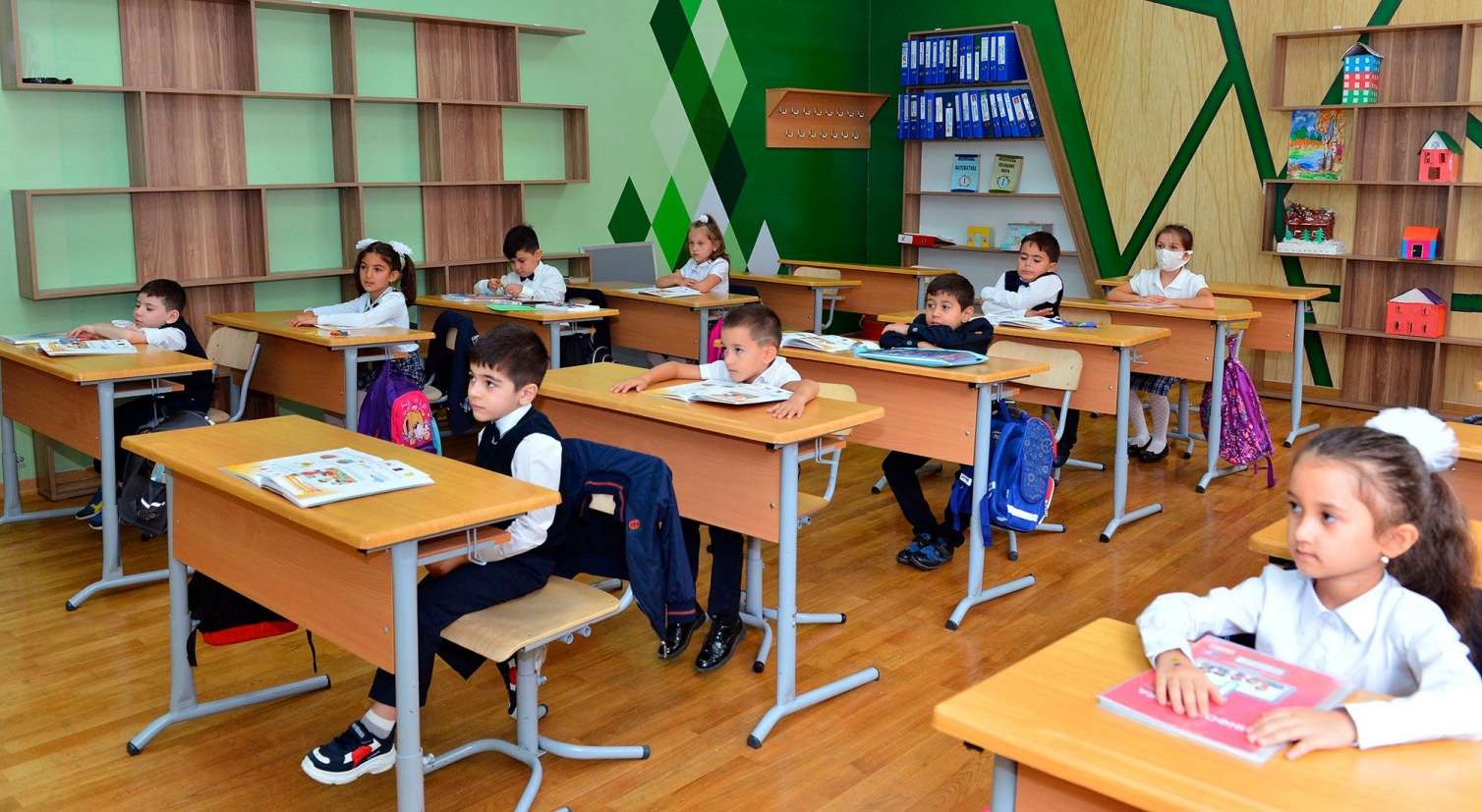Məktəblərdə dərslər BAŞLADI 