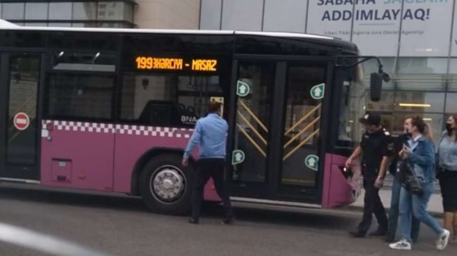 Bakıda 1 saat 45 dəqiqə yubanan marşrut... - Sərnişinlər narazıdır 