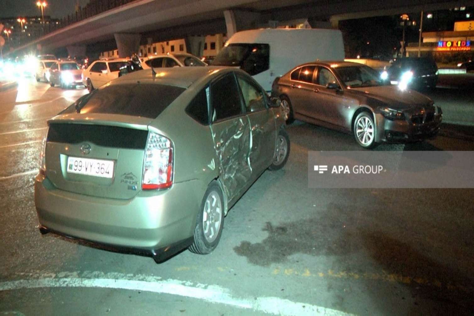 Bakıda “Toyota” və "BMW" toqquşdu: Tixac yarandı - FOTO 