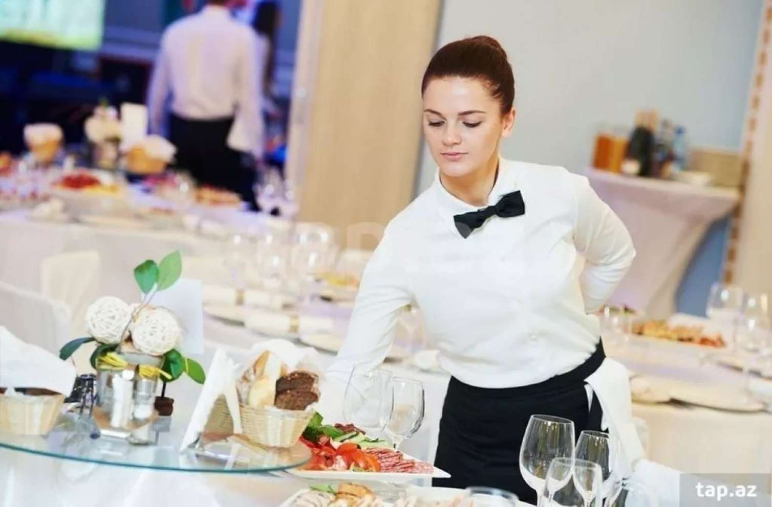 Bakıda masasına əyləşmədiyi üçün ofisant qızı vuran şəxsə HÖKM OXUNDU 