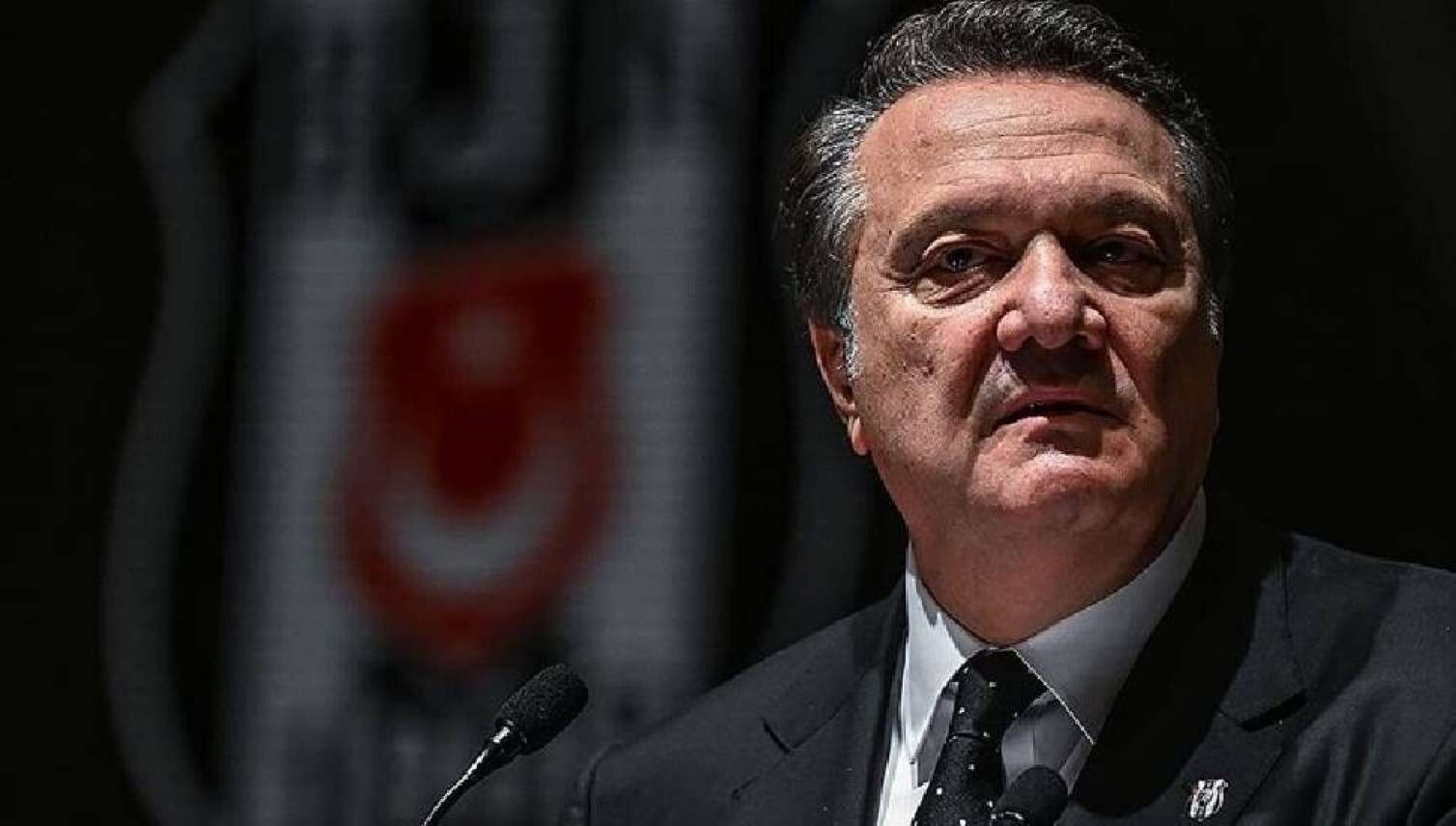 "Beşiktaş"da payız küləyi - Prezidenti İSTEFA VERDİ 