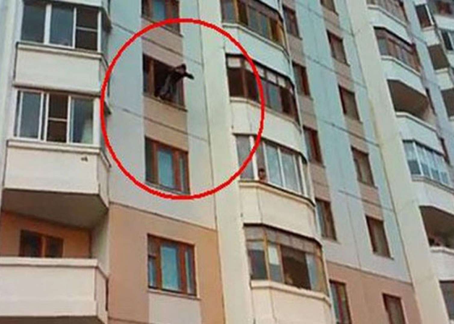Eyvandan yıxılan 29 yaşlı oğlan xəstəxanada öldü 