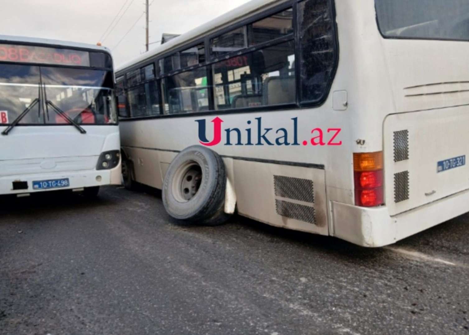 Hərəkətdə olan avtobusun təkəri qopub çıxdı 