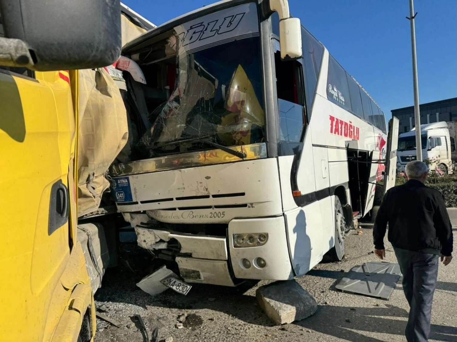 Avtobus TIR-a çırpıldı: Xəsarət alan var 