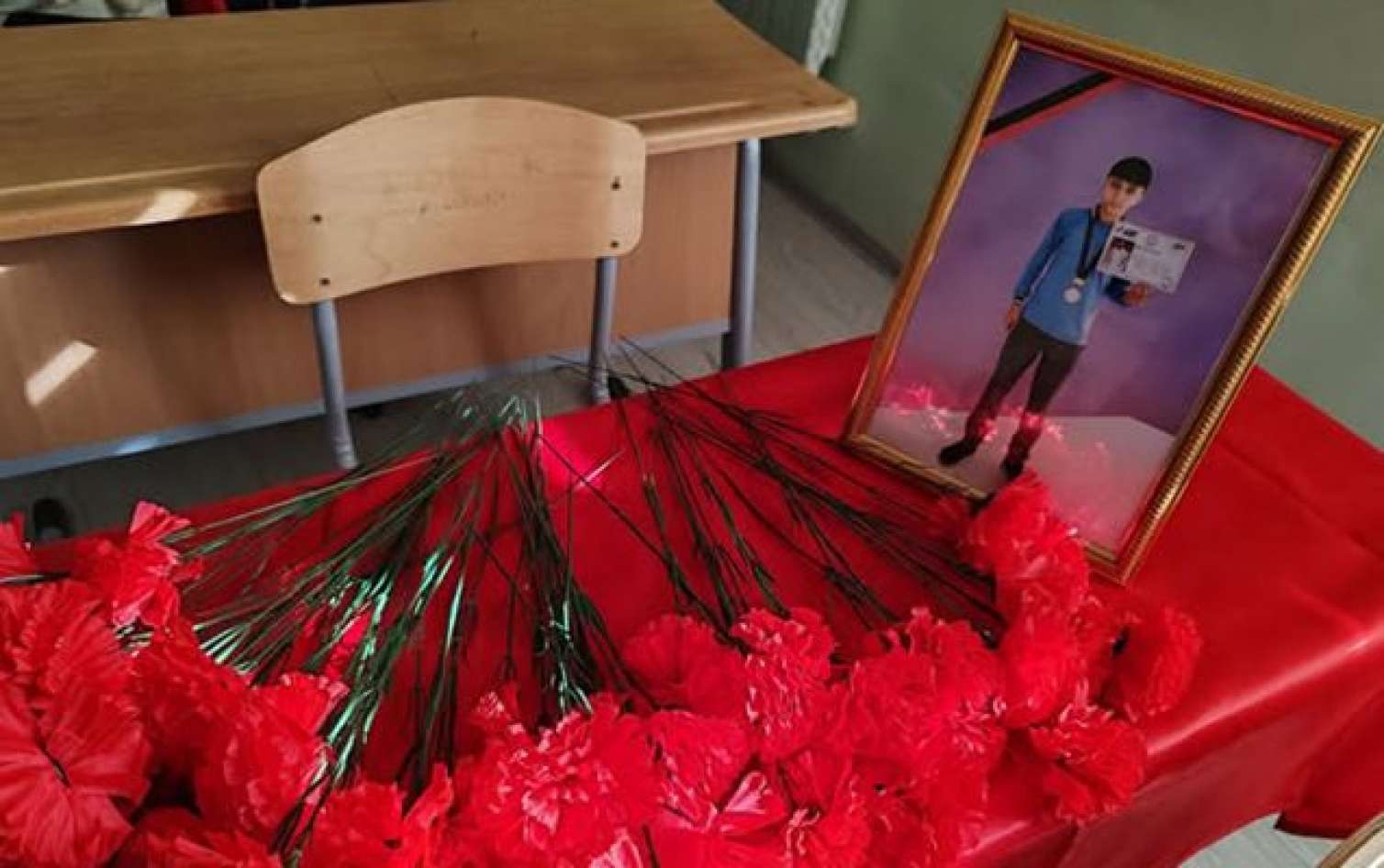 13 yaşlı Zaurun partasına qərənfillər düzüldü - FOTO 