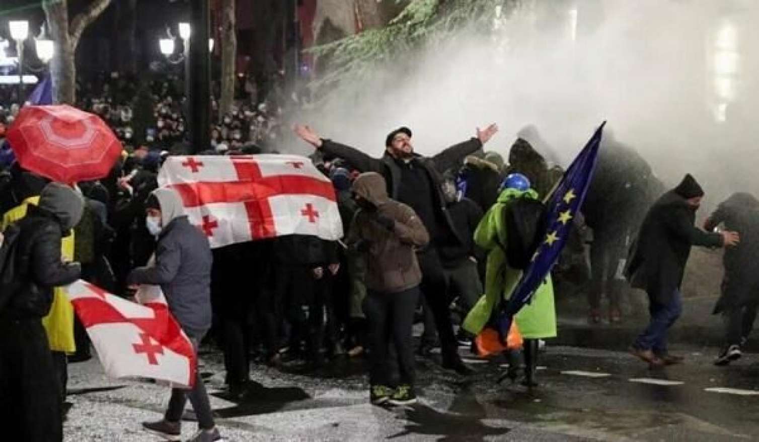 Tiflisdə gərginlik: polis etirazçılara güc tətbiq etdi 