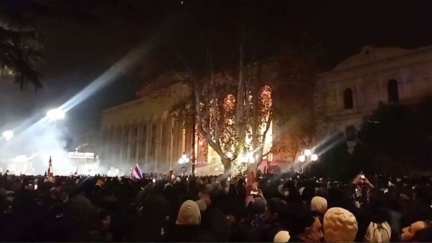 Tbilisidə etirazlar ötən gecə də davam edib - 21 polis yaralandı  