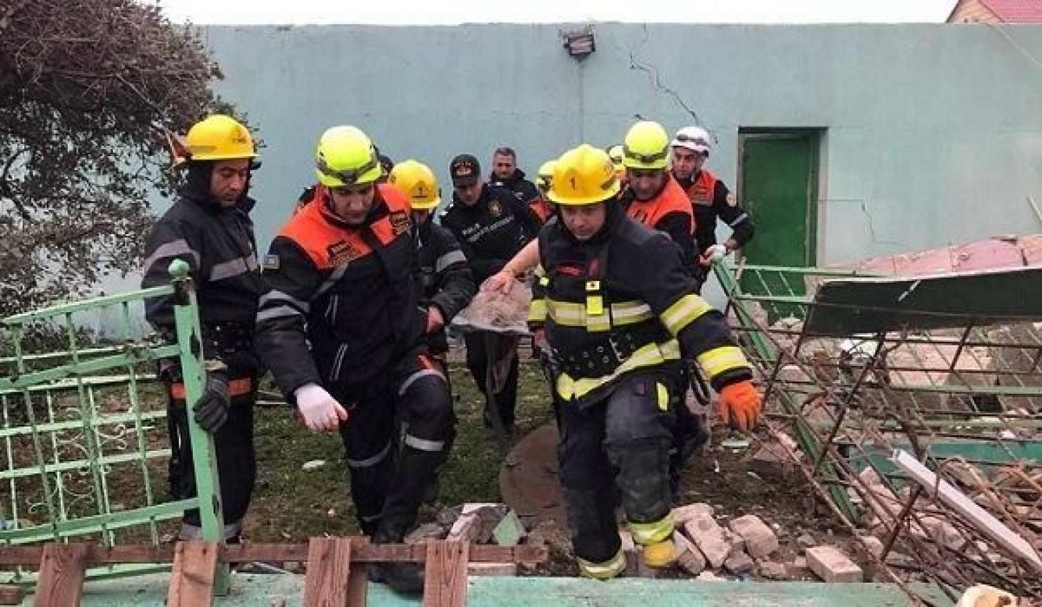 Həşimovun anasının dağıntılar altından çıxarılma anı - VİDEO 