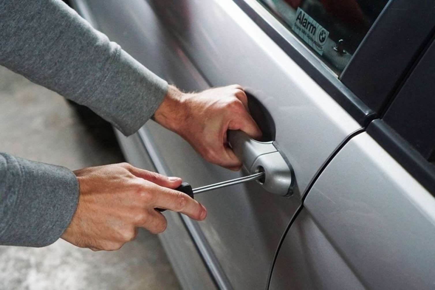  "Range Rover"dən 10 min dollara yaxın pul oğurlandı 