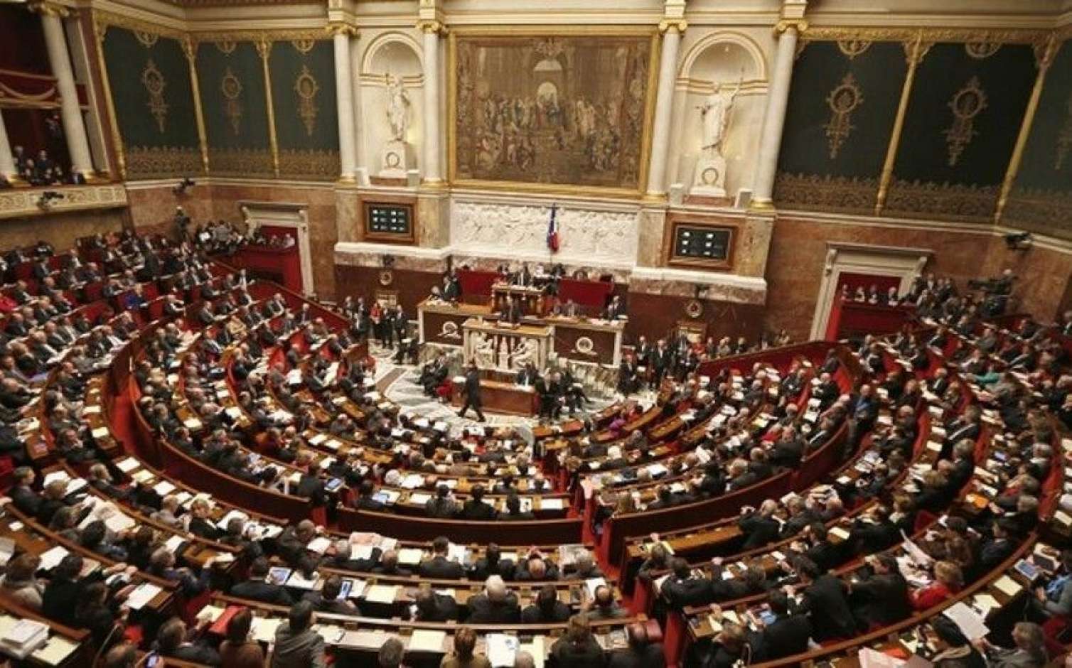 Fransa parlamenti hökuməti istefaya göndərdi 