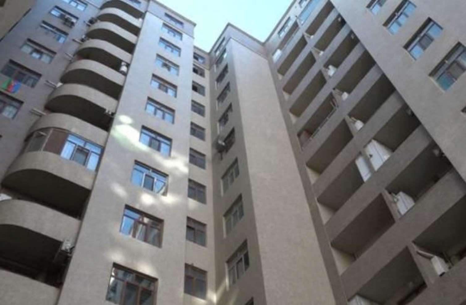 Keçmiş məhkum özünü və qızını binadan atmaq istədi 