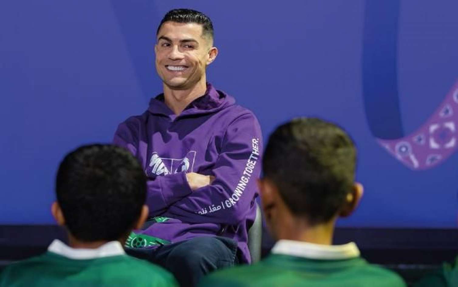 Ronaldo yeniyetmə futbolçuları başına topladı - FOTO 