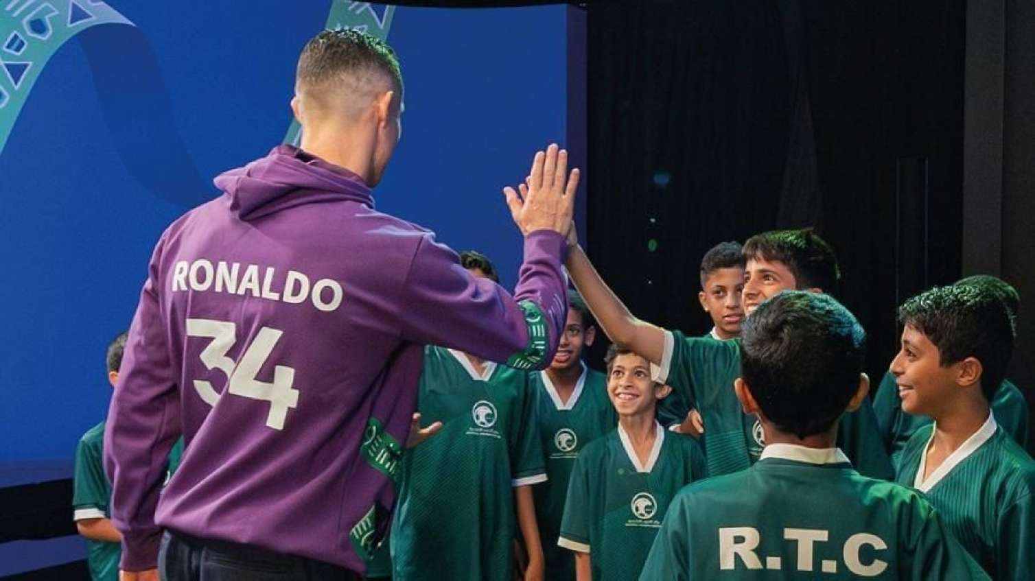 Ronaldo yeniyetmə futbolçuları başına topladı - FOTO 