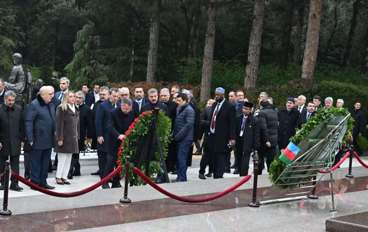 Parlament Konfrasının iştirakçıları Fəxri və Şəhidlər xiyabanını ziyarət etdi - FOTO 