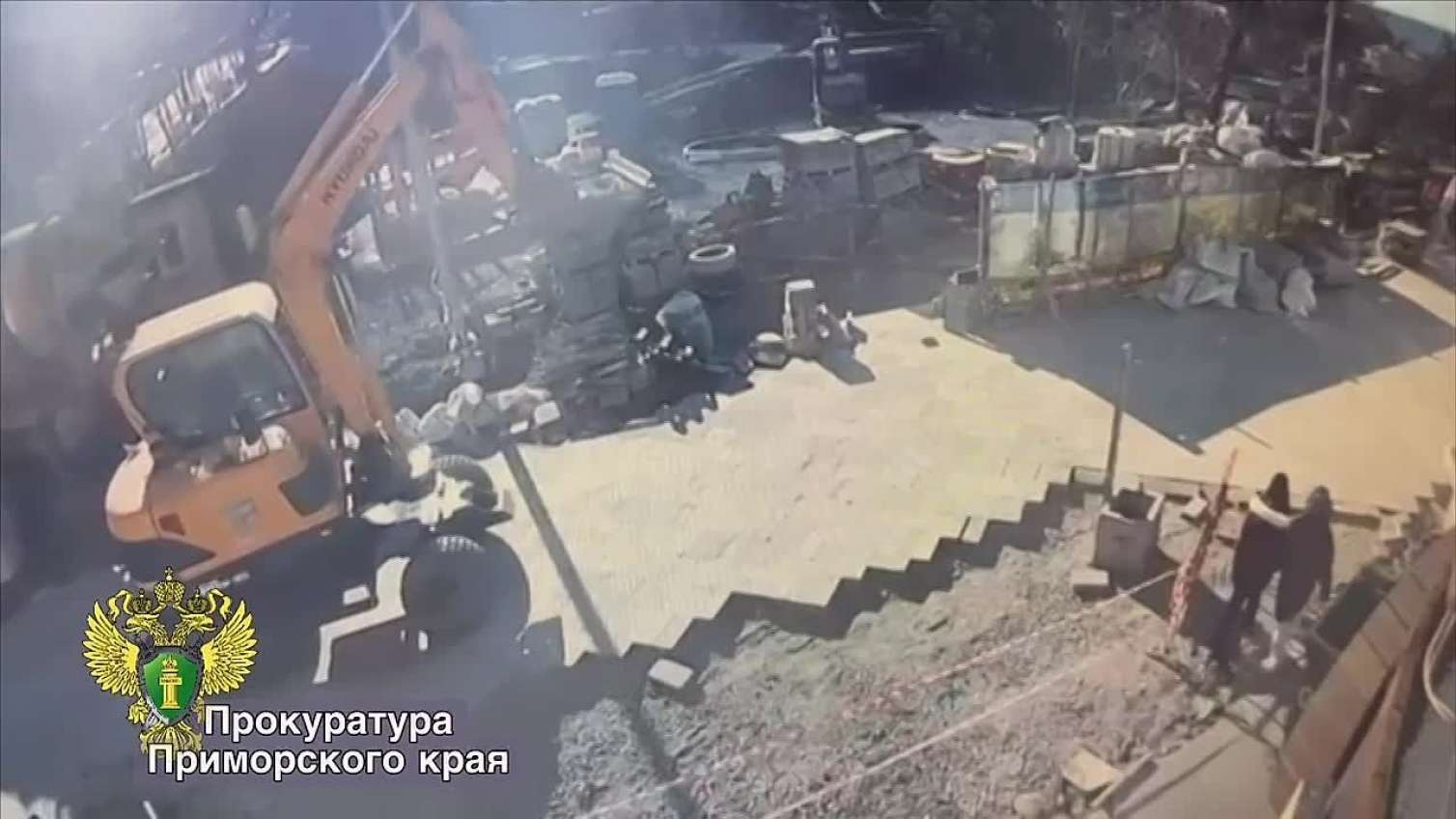 Ekskavator 13 yaşlı qızın üstündən keçdi - VİDEO 