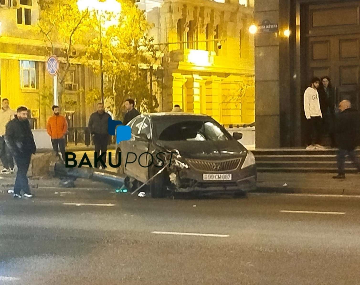  Bakıda dəhşətli qəza: İşıqfor yerindən qopdu - FOTO 