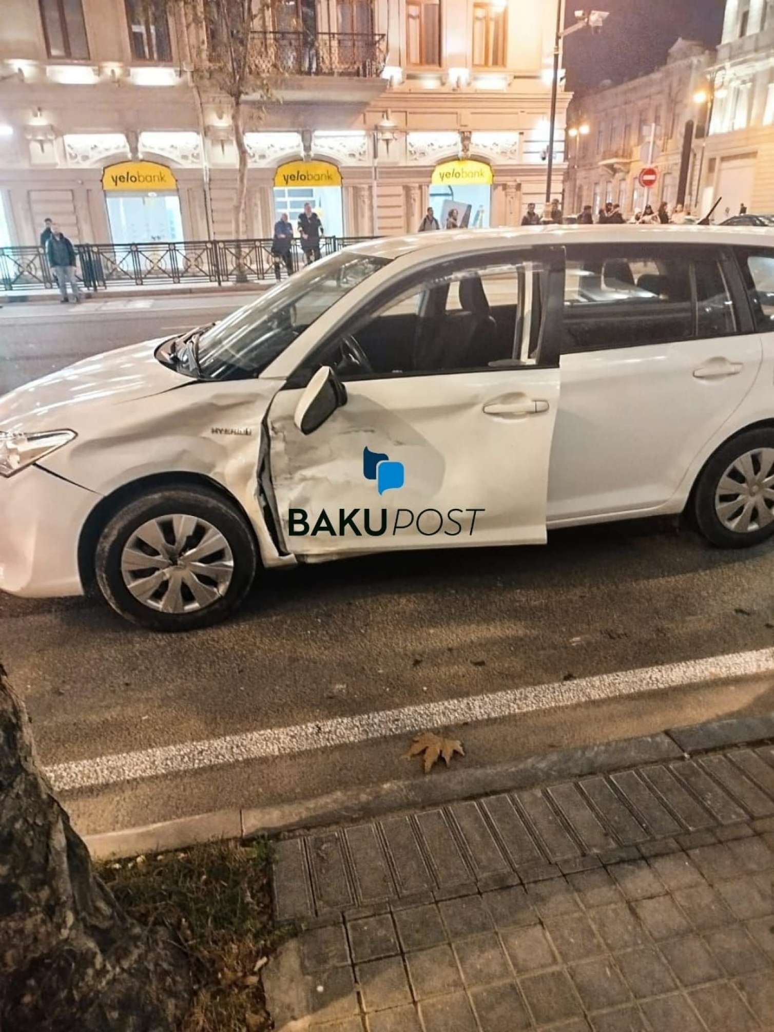  Bakıda dəhşətli qəza: İşıqfor yerindən qopdu - FOTO 