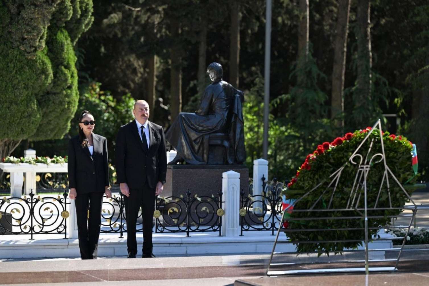Prezident və birinci xanım Ümummilli Liderin məzarını ziyarət ediblər - YENİLƏNDİ +  FOTOLAR 