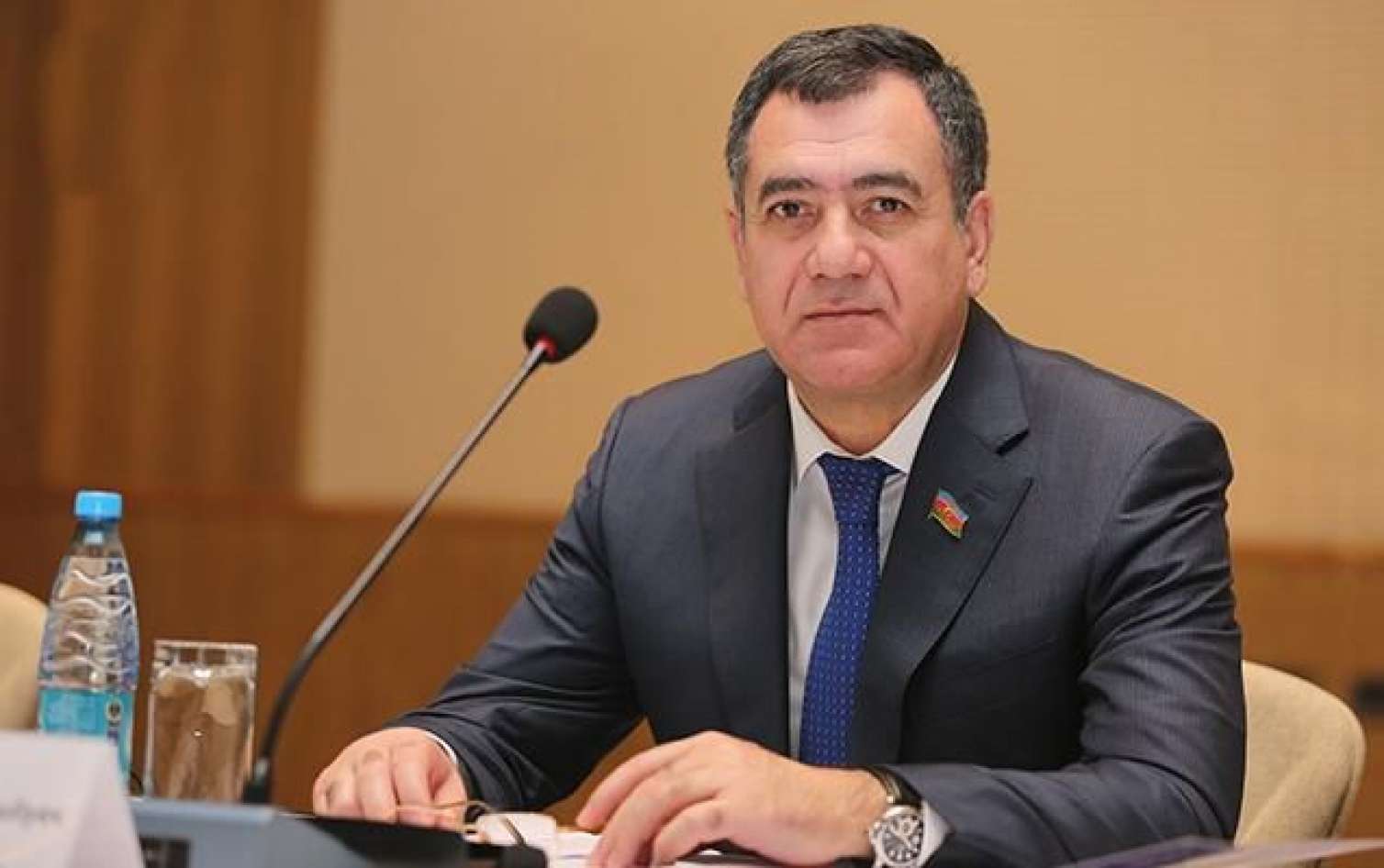 Deputatdan ÇAĞIRIŞ: "Başqa ölkələrdə 3-4 dəfə artıq maaş verirlər.." 