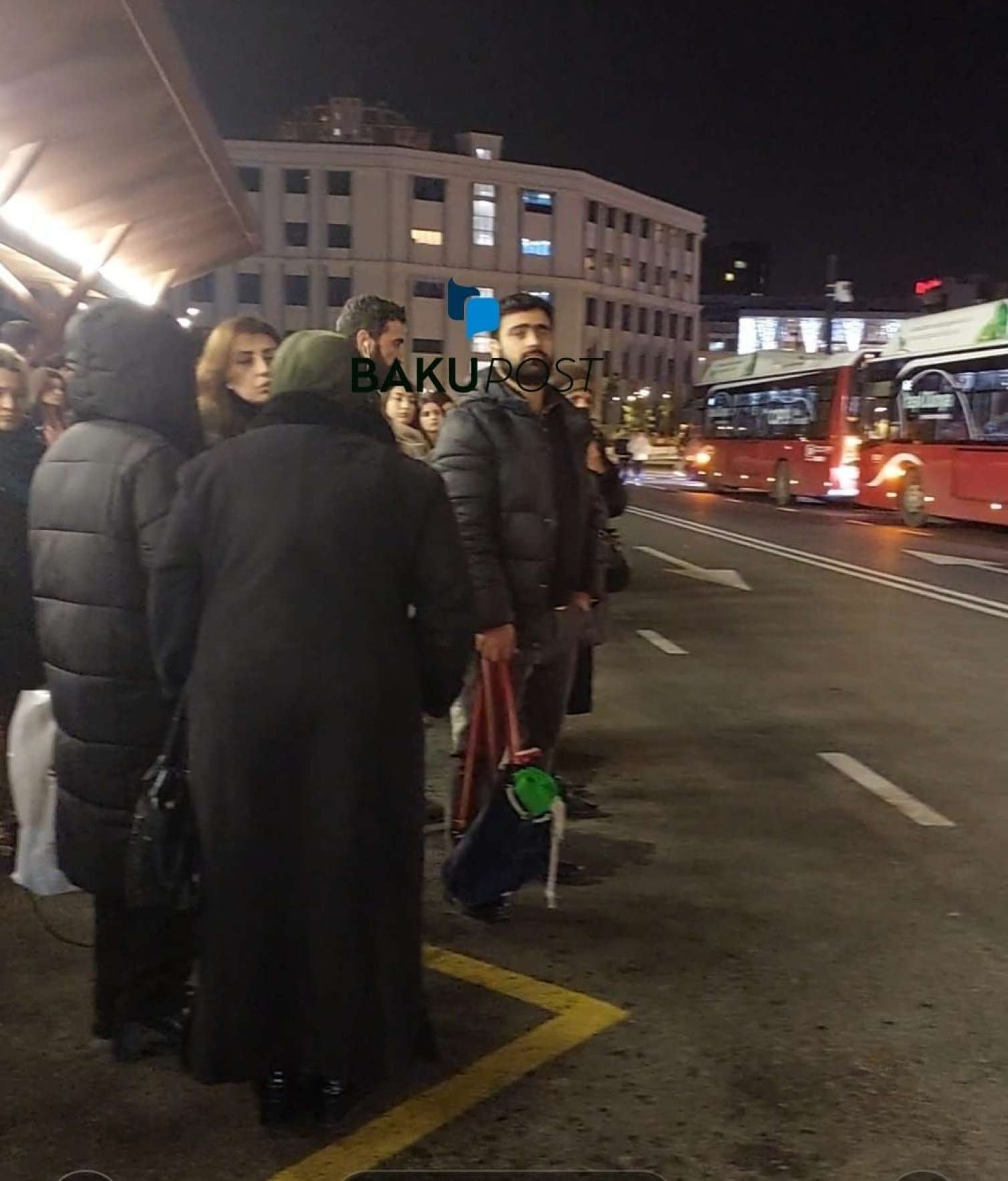 Bakıda ictimai nəqliyyatda problem yarandı - Sərnişinlər yolda qaldı - VİDEO 